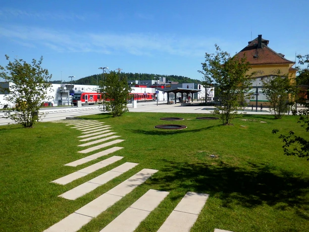 Bahnhof Sie sehen den Bahnhof aus der Seitenansicht der Wiese.