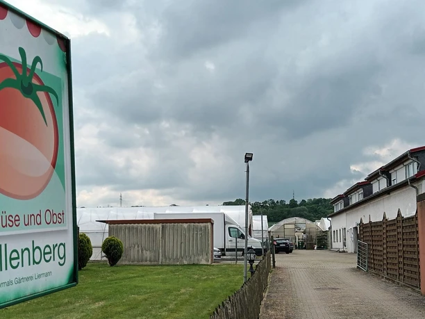 Direktvermarkter_Fellenberg_HD_16zu9.jpg Schild mit Tomate für Gemüse und Obst Fellenberg an einer Einfahrt zu Gewächshäusern.