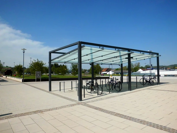Überdachte Park & Ride Anlage Sie sehen den überdachten Fahrrad Parkplatz auf dem Gelände des Frankenberger Bahnhofs.