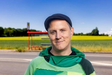 Auf dem Bild ist der Komiker, Poetry Slammer, Aktivist und Bestsellerautor Sebastian 23 zu sehen.