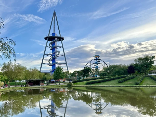 Erlebnispyramide und Rutschenturm im Sonnenlandpark