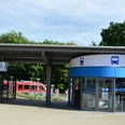 Bahnhof_Lebenstedt_HD_16zu9.JPG Moderner Bahnhof Salzgitter-Lebenstedt mit blauem Info-Gebäude und rotem Zug im Hintergrund.