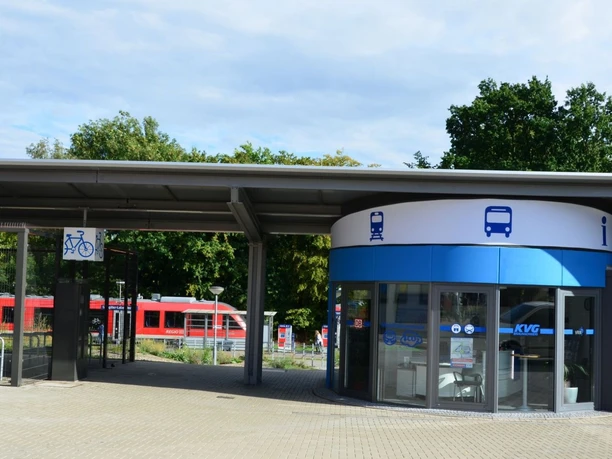 Bahnhof_Lebenstedt_HD_16zu9.JPG Moderner Bahnhof Salzgitter-Lebenstedt mit blauem Info-Gebäude und rotem Zug im Hintergrund.