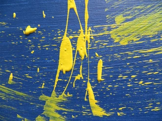 Ein abstraktes Kunstwerk mit gelber Farbe auf blauem Hintergrund, dynamisch verteilt.