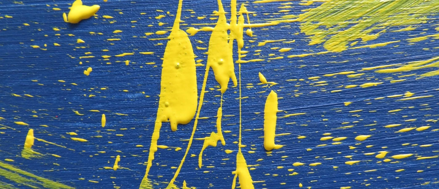 aachen - eupen ikob Ein abstraktes Kunstwerk mit gelber Farbe auf blauem Hintergrund, dynamisch verteilt.