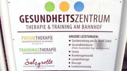 Gesundheitszentrum Lebenstedt_HD_16zu9.JPG Das Schild des Gesundheitszentrums am Bahnhof informiert über Physiotherapie, Training und Salzgrotte.