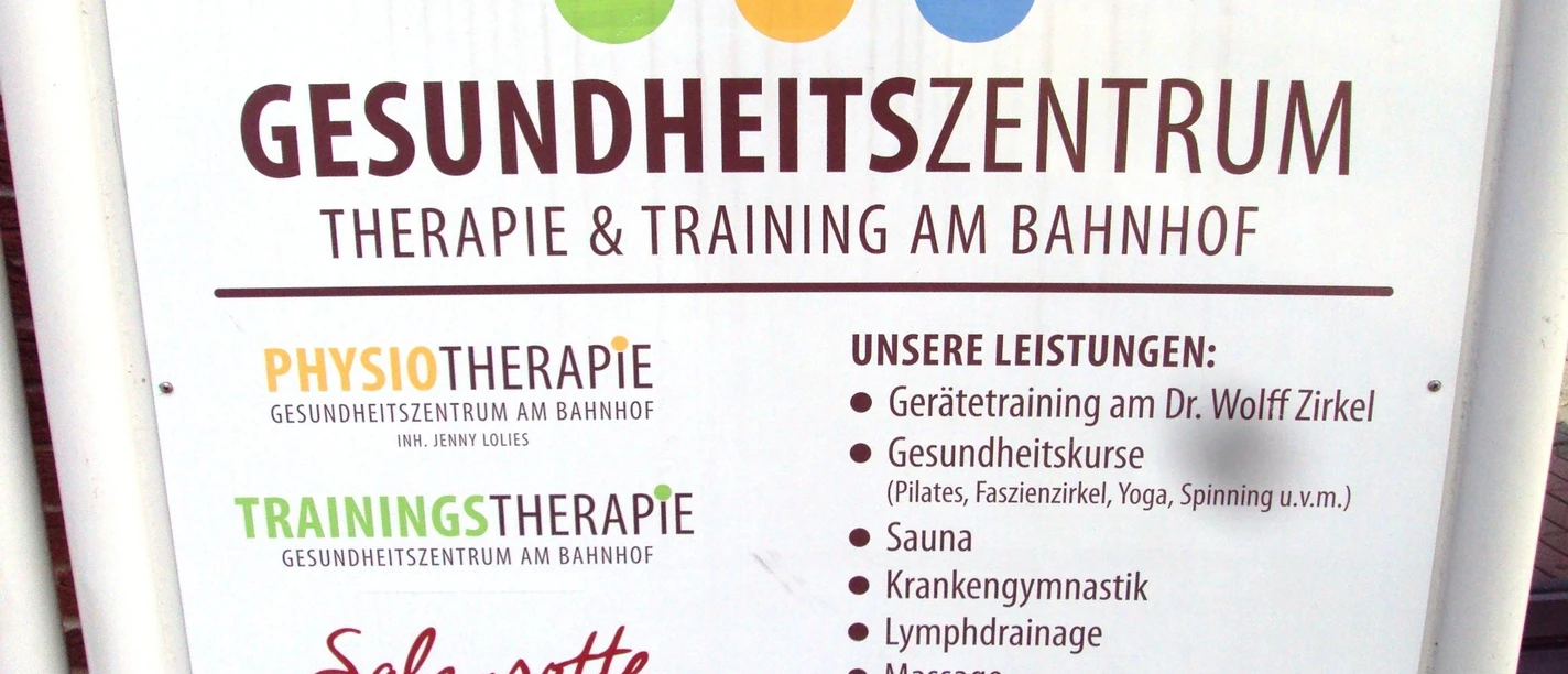 Gesundheitszentrum Lebenstedt_HD_16zu9.JPG Das Schild des Gesundheitszentrums am Bahnhof informiert über Physiotherapie, Training und Salzgrotte.