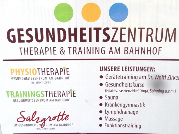 Das Schild des Gesundheitszentrums am Bahnhof informiert über Physiotherapie, Training und Salzgrotte.