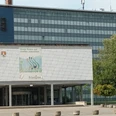 Rathaus Salzgitter: Heller Vorbau, weiter Vorplatz und großes, verglastes Bürogebäude im Hintergrund.