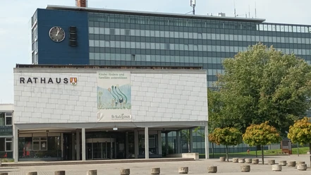 Rathaus_Salzgitter-Lebenstedt_HD_16zu9.jpg Rathaus Salzgitter: Heller Vorbau, weiter Vorplatz und großes, verglastes Bürogebäude im Hintergrund.