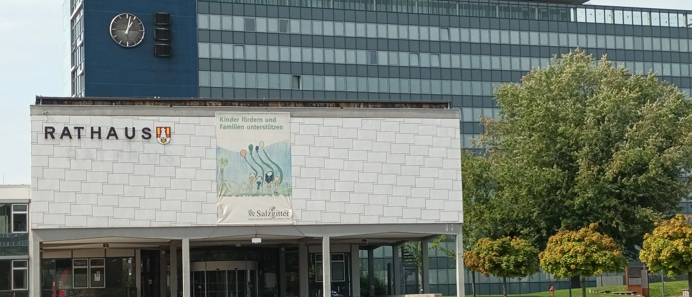 Rathaus_Salzgitter-Lebenstedt_HD_16zu9.jpg Rathaus Salzgitter: Heller Vorbau, weiter Vorplatz und großes, verglastes Bürogebäude im Hintergrund.