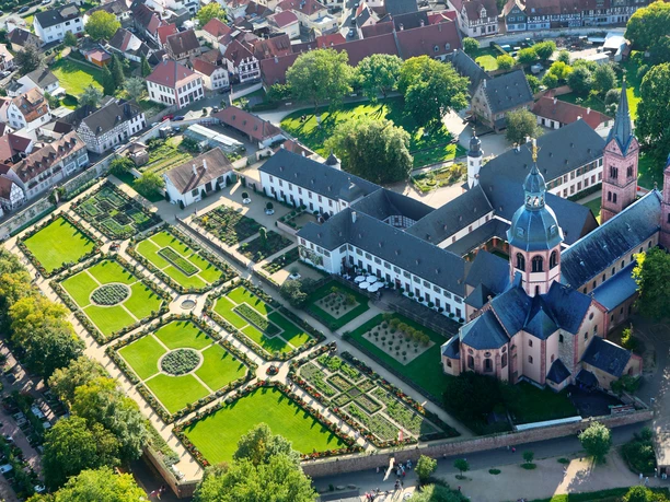 Seligenstadt näher kennenlernen - Luftaufnahme der Klosteranlage Seligenstadt Luftaufnahme der Klosteranlage Seligenstadt mit der Einhard-Basilika