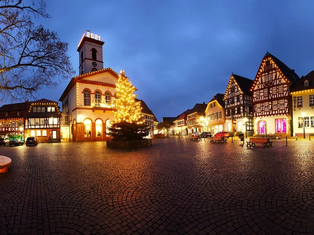 Seligenstadt näher kennenlernen - Abendliche Panoramaaufnahme Abendliche Panoramaaufnahme des weihnachtlich beleuchteten Marktplatzes in Seligenstadt mit Rathaus