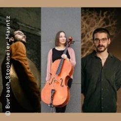 Drei Musiker in getrennten Porträts, eine Person mit Cello, zwei ohne Instrument.