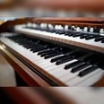 Zweimanualige Tasten einer Hammond-Orgel in Nahaufnahme mit Fokus auf die Klaviatur.