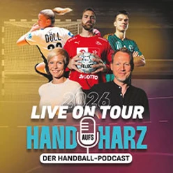 Mehrere Handballspieler und zwei Moderatoren vor Bühnenlicht mit Schriftzug zur Podcast-Tour