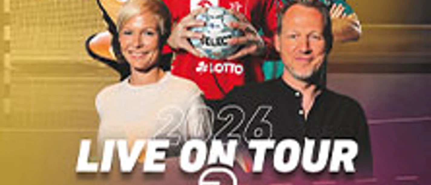 Mehrere Handballspieler und zwei Moderatoren vor Bühnenlicht mit Schriftzug zur Podcast-Tour