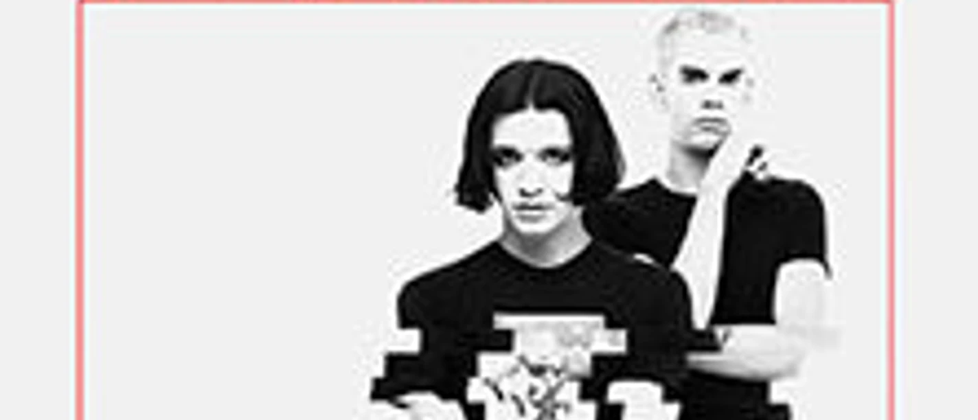Poster mit zwei Personen in monochromem Stil und rotem Schriftzug zur 30th Anniversary Tour