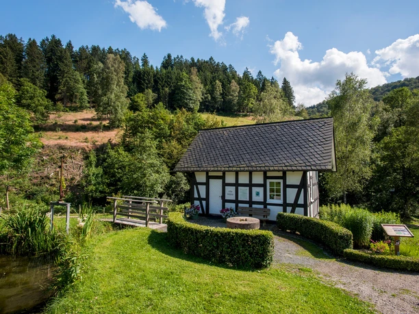 Waldarbeitermuseum in der alten Mühle von Latrop, Außenansicht