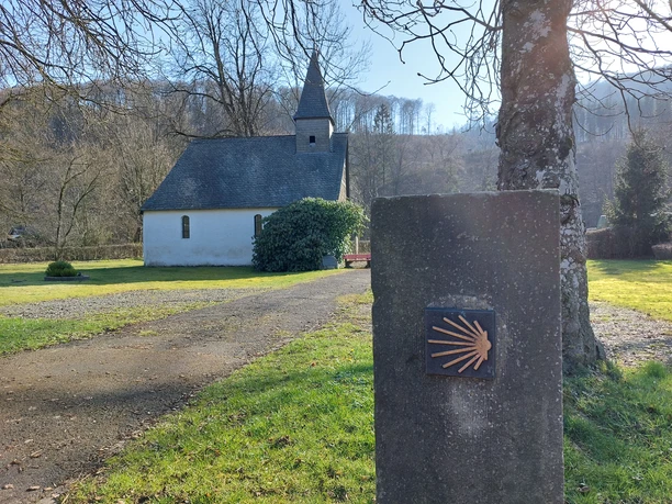 Kapelle in Winkhausen Blick auf die Pilgermuschel im Hintergrund die Kapelle in Winkhausen