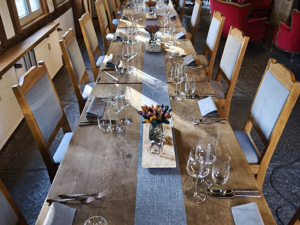 IMG_20251110_131930.jpg gedeckter Tisch im Gesindehaus