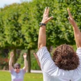 Yoga im Wohlfühlgarten Personen machen Yoga im Grünen.