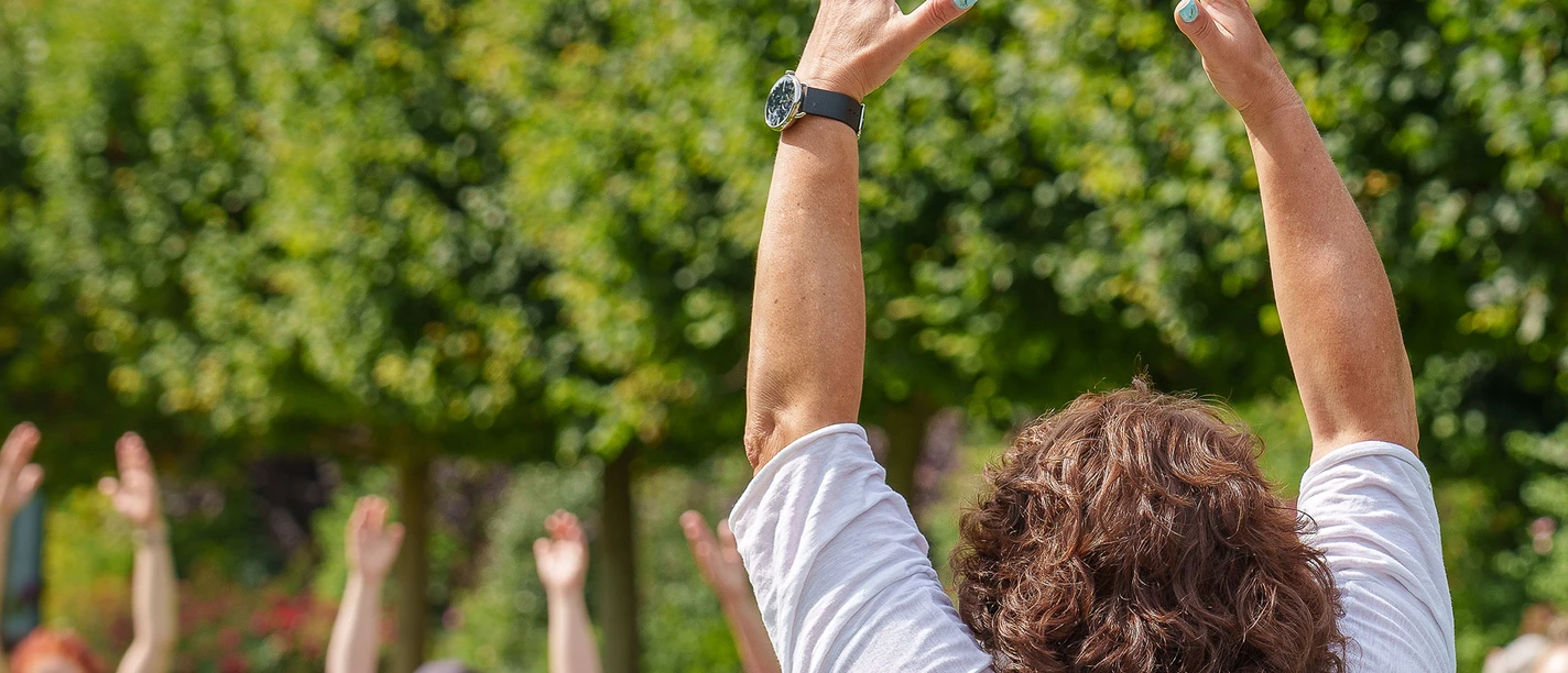 Yoga im Wohlfühlgarten Personen machen Yoga im Grünen.