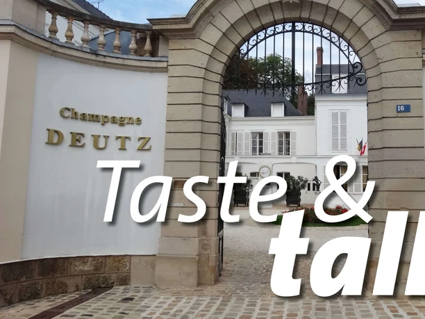 Taste & Talk in the Cologne wine cellar x Deutz Stone gate to the Champagne Deutz site with a view of the white house and Taste & Talk lettering