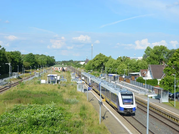 Bahnhof_Salzgitter-Ringelheim_HD_16zu9.JPG Bahnhof Salzgitter-Ringelheim mit wartendem Regionalzug und vielen grünen Bäumen.