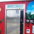 Bahnhof_Salzgitter-Ringelheim_WC-Anlage_HD_16zu9.JPG Rote, mit farbigen Graffitis bemalte öffentliche WC-Anlage. Ein Rollstuhlsymbol ziert die Tür.