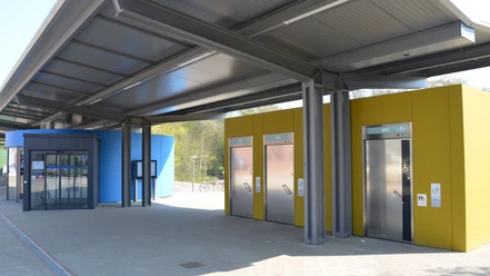 Bahnhof_Salzgitter-Lebenstedt_WC-Anlage_HD_16zu9.JPG Barrierefreie, öffentliche WC-Anlage am Bahnhof Salzgitter-Lebenstedt unter überdachtem Bereich.