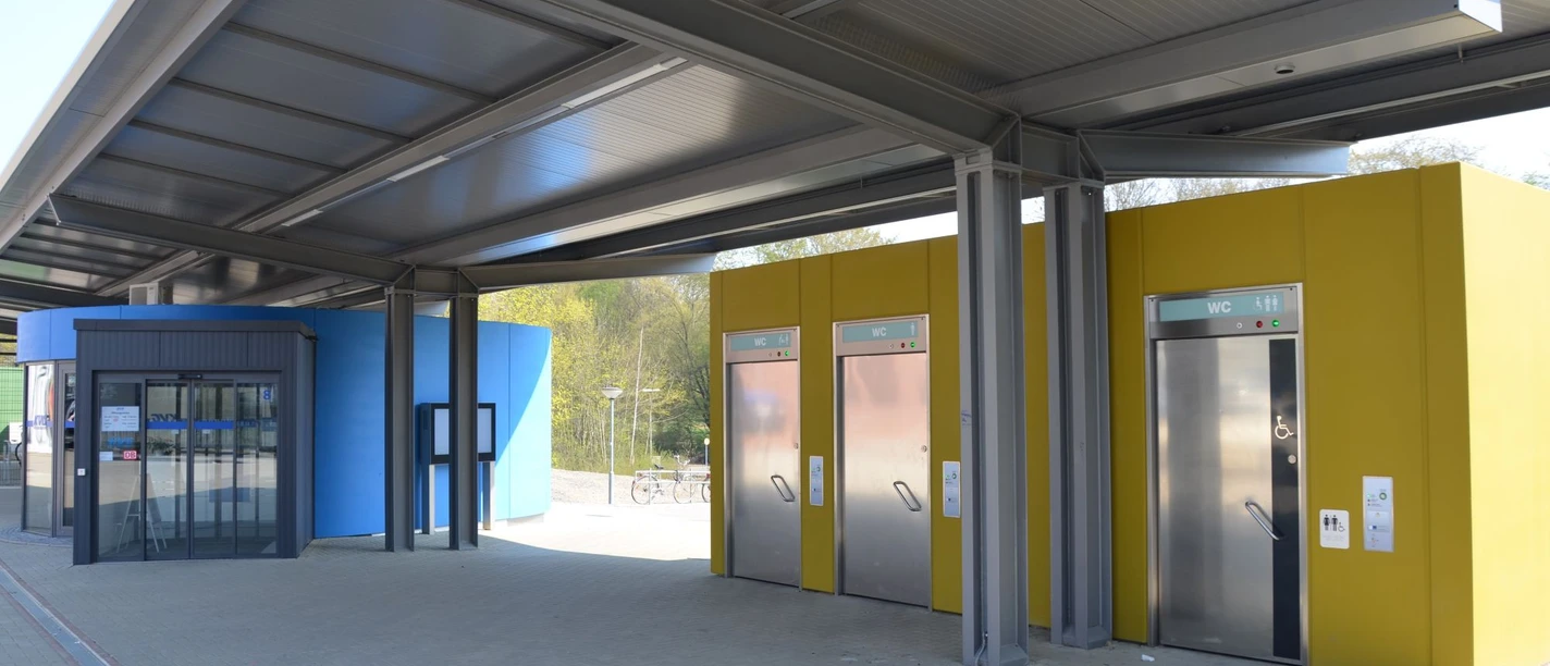 Bahnhof_Salzgitter-Lebenstedt_WC-Anlage_HD_16zu9.JPG Barrierefreie, öffentliche WC-Anlage am Bahnhof Salzgitter-Lebenstedt unter überdachtem Bereich.