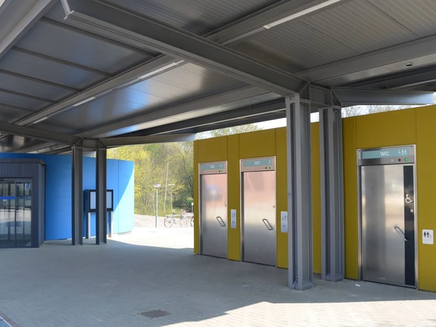 Bahnhof_Salzgitter-Lebenstedt_WC-Anlage_HD_16zu9.JPG Barrierefreie, öffentliche WC-Anlage am Bahnhof Salzgitter-Lebenstedt unter überdachtem Bereich.