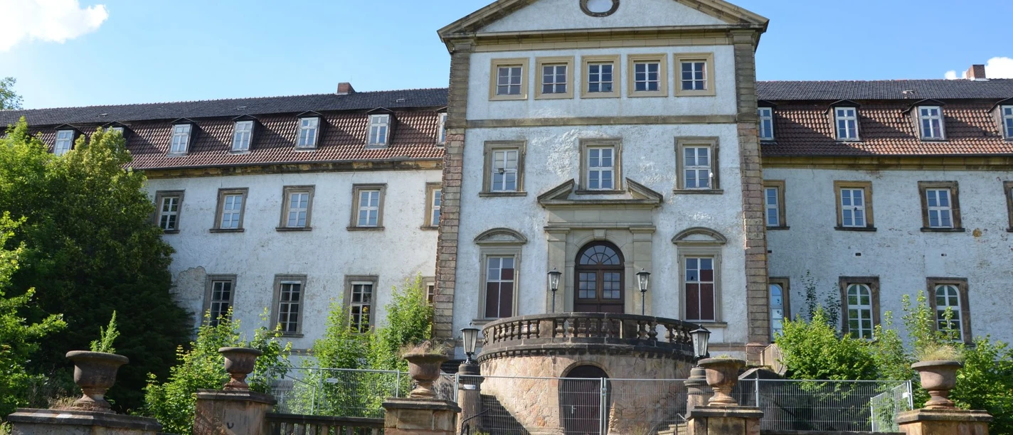 Schloss Ringelheim_HD_16zu9.JPG Frontansicht des weißen Schlosses Ringelheim mit Steintreppe und zentralem Rundbogenportal.