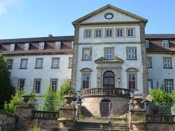 Schloss Ringelheim_HD_16zu9.JPG Frontansicht des weißen Schlosses Ringelheim mit Steintreppe und zentralem Rundbogenportal.
