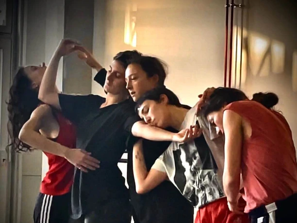 Mouvoir Dance group closely connected in tight, flowing movement