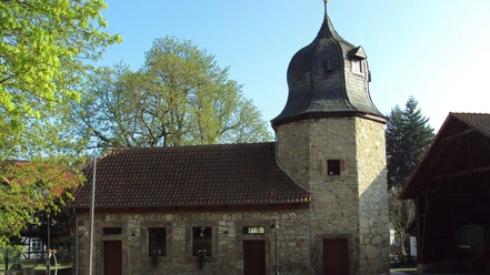 Taubenturm_Ringelheim_HD_16zu9.JPG Historischer Taubenturm in Ringelheim aus Naturstein mit markantem dunklem Turmdach.