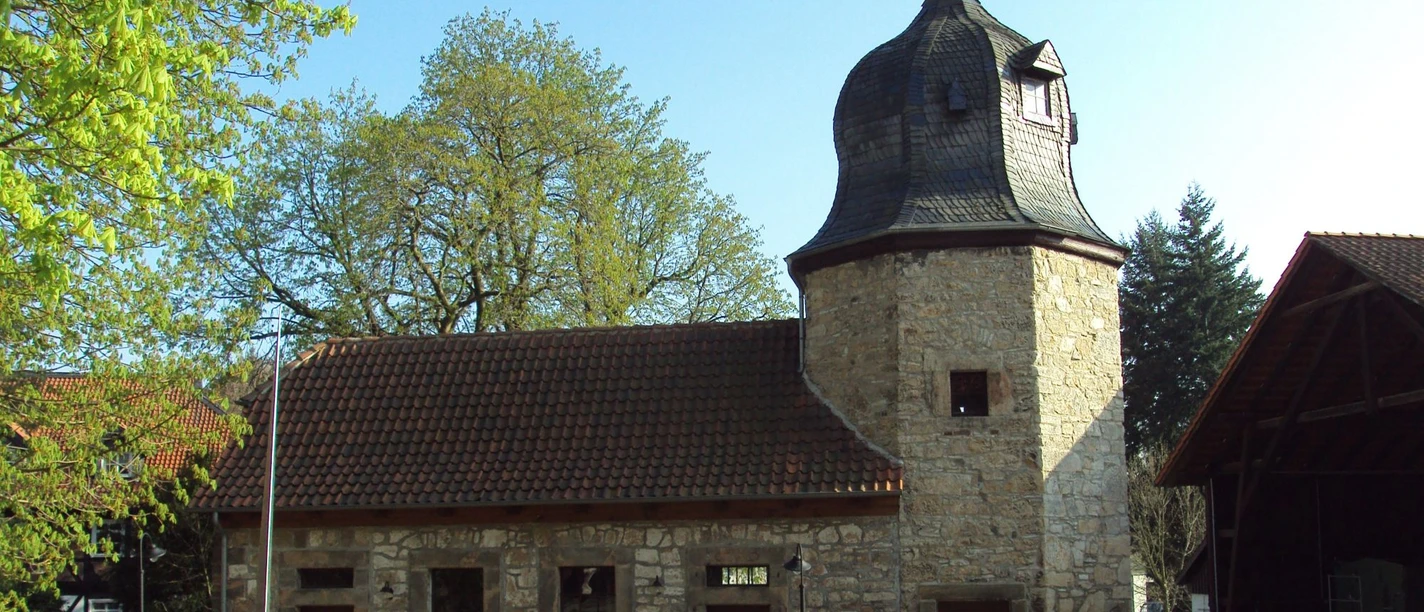 Taubenturm_Ringelheim_HD_16zu9.JPG Historischer Taubenturm in Ringelheim aus Naturstein mit markantem dunklem Turmdach.