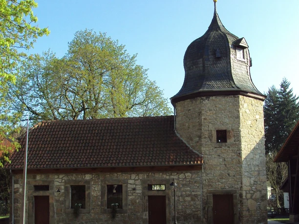 Taubenturm_Ringelheim_HD_16zu9.JPG Historischer Taubenturm in Ringelheim aus Naturstein mit markantem dunklem Turmdach.