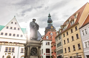 Lutherfigur und Markt in der Lutherstadt Eisleben Lutherfigur und Markt in der Lutherstadt Eisleben