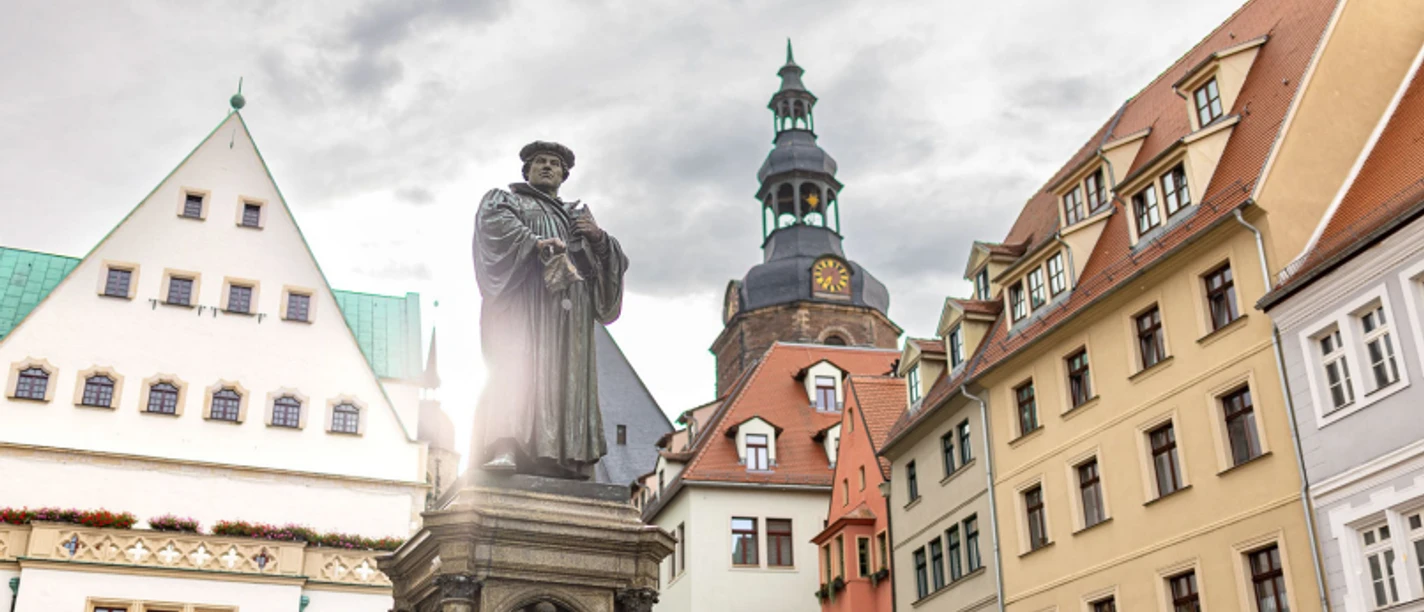 Lutherfigur und Markt in der Lutherstadt Eisleben Lutherfigur und Markt in der Lutherstadt Eisleben