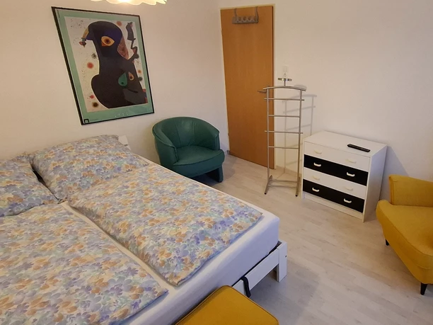 Schlafzimmer mit Fernseher der Gästewohnung Heinschenwalde Schlafzimmer mit Fernseher der Gästewohnung Heinschenwalde