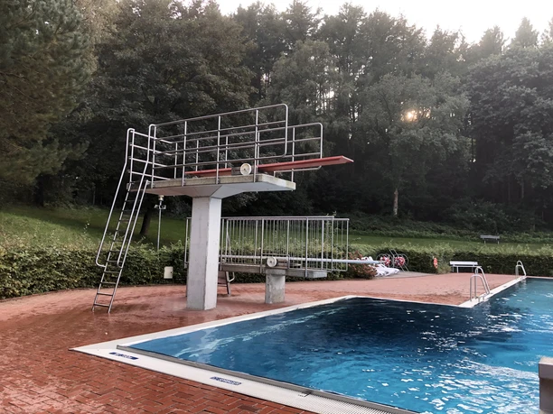 Schwimmbad Sprungturm