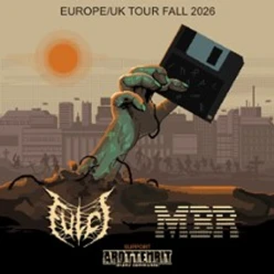 Zombiehand erhebt eine Diskette vor einer Stadtkulisse unter roter Sonne als Tourmotiv.
