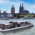 Panoramafahrt Köln Fahrgastschiff auf dem Rhein vor Kölner Altstadt mit markanten Kirchtürmen.