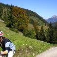 Mountainbiker im Leitzachtal, im Hintergrund der Wendelstein
