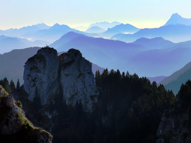 Bergtour Ettaler Manndl - Gipfel mit Estergebirge und Fernblick bis zum Wilden Kaiser
