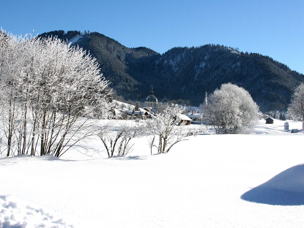 Winterwanderung Sonnenweg - Blick auf das Kloster Ettal