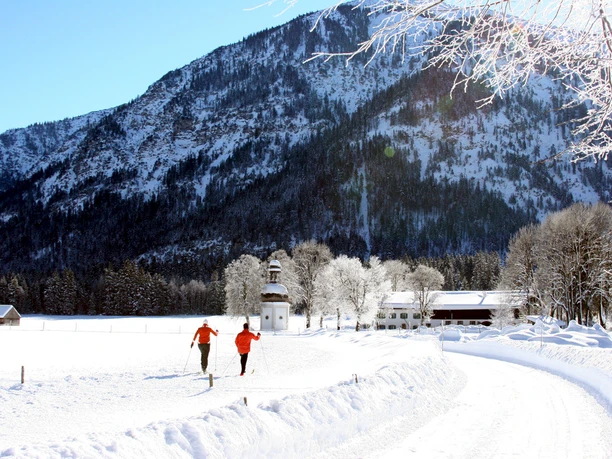 Langlaufloipe Dickelschwaig Runde - Blick auf Gertrudiskapelle und Forsthaus