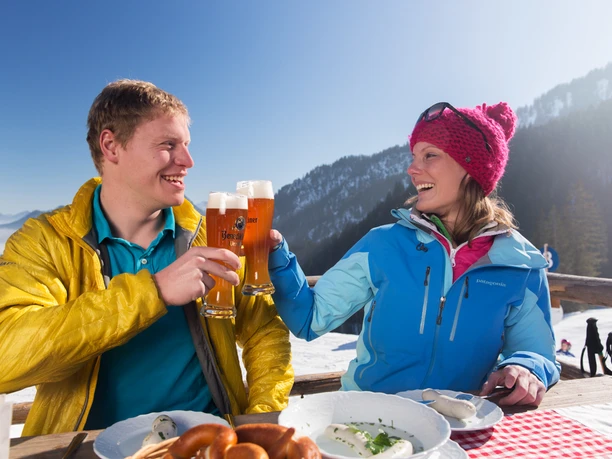 Schneeschuhwanderung von Unterammergau nach Oberammergau - Weißwurst und Bier auf der Kolbensattelhütte